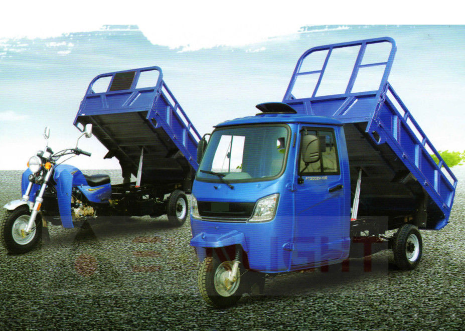 O caminhão basculante do triciclo da carga da gasolina para o automóvel hidráulico do descarregador da cabine fechado do transporte descarrega fornecedor